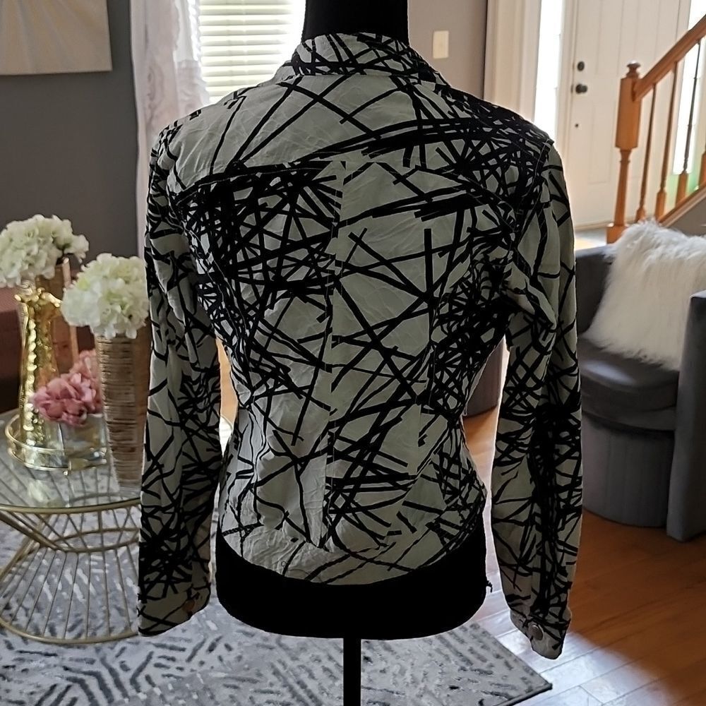 Womyn black and white jacket sz large - Picture 7 of 9